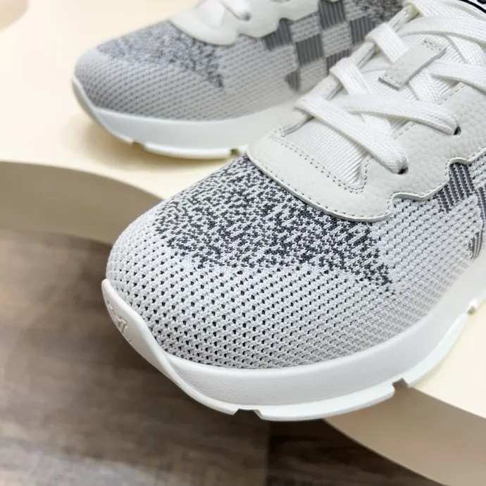 💰 640LV latest sports shoes! Select high-quality Monogram fly-knit fabric and have a square logo on the upper, highlighting the fashion of the 2025 men's series. The high-end and elegant upper made of absorbent film material collides with the dynamic ultra-light sole for texture, and the Louis Vuitton logo embellishes the back and outsole of the shoe.    SIZE 39-44 (38, 45 customized)